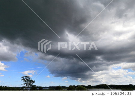 雨雲と青空 雨雲と青空 106204332