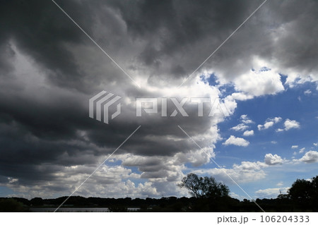 雨雲と青空 106204333