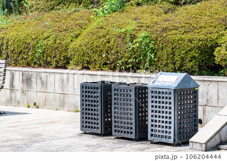 遊歩道に設置されたゴミ箱 106204444