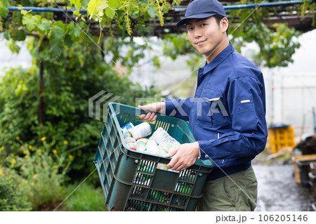 ゴミを回収する男性 106205146