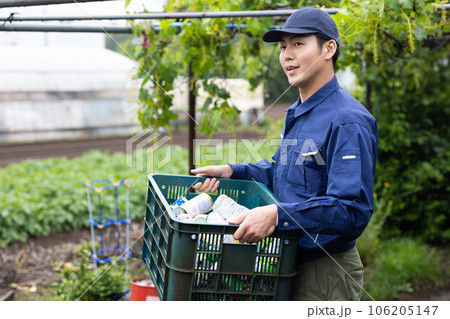 ゴミを回収する男性 ゴミを回収する男性 106205147