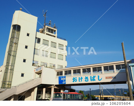 佐渡・両津港　フェリーターミナルとおけさ橋 106205604