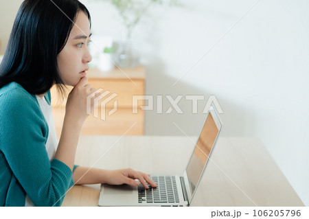 ノートパソコンで調べものをする若い女性 ノートパソコンで調べものをする若い女性 106205796