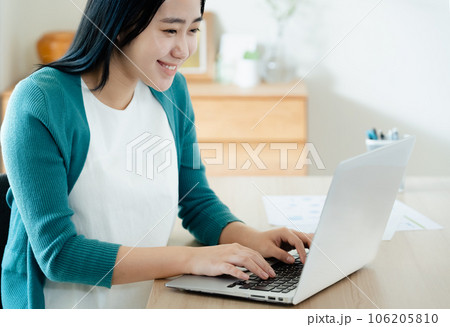 ノートパソコンで調べものをする若い女性 ノートパソコンで調べものをする若い女性 106205810