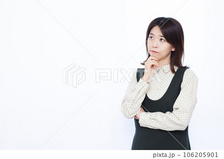 白い背景の前で悩んでいる30代の女性 白い背景の前で悩んでいる30代の女性 106205901