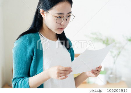 書類を見る若い女性 106205913