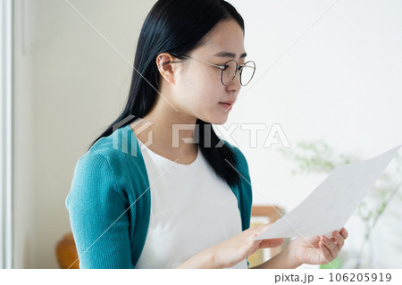 書類を見る若い女性 106205919