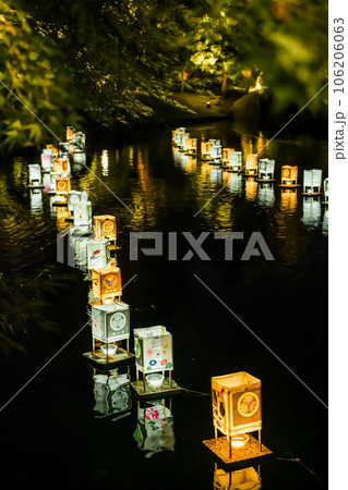夏の夜の徳川園、龍仙湖に漂う浮灯籠〈愛知県名古屋市〉 106206063