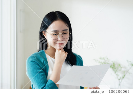 書類を見る若い女性 106206065