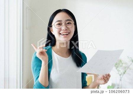 書類を見る若い女性 106206073
