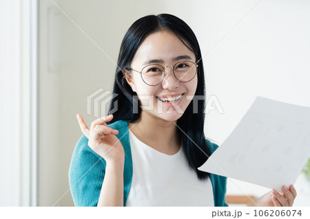 書類を見る若い女性 106206074