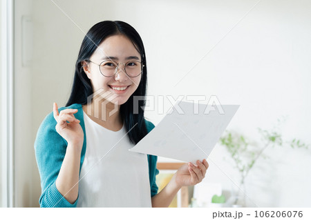 書類を見る若い女性 106206076