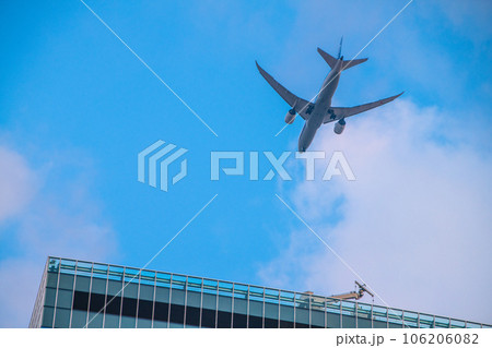 日本の東京都市景観 8月減↓全国平均。23府県減↓。航空需要回復…渋谷サクラステージ上空に＝14日 106206082