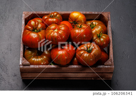 Assorted tomatoes in rustic crate 106206341