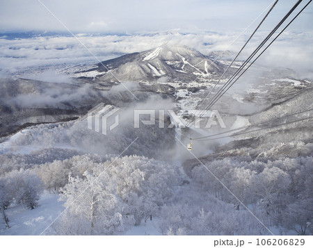 厳冬の竜王スキーパーク ソラテラスからロープウェイと高社山を臨む 厳冬の竜王スキーパーク ソラテラスからロープウェイと高社山を臨む 106206829