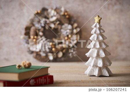 卓上クリスマスツリーとリース　クリスマスイメージ 106207241