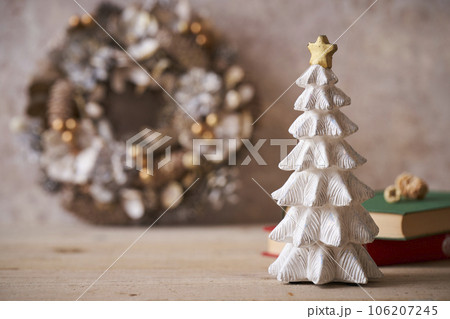 卓上クリスマスツリーとリース　クリスマスイメージ 106207245