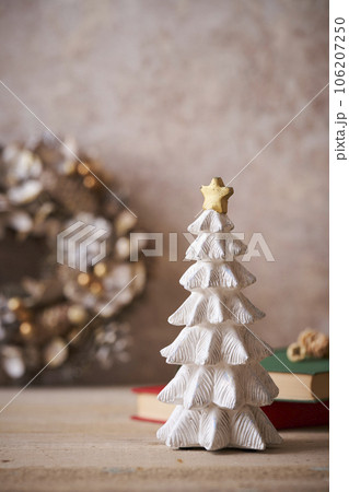卓上クリスマスツリーとリース クリスマスイメージ 卓上クリスマスツリーとリース クリスマスイメージ 106207250