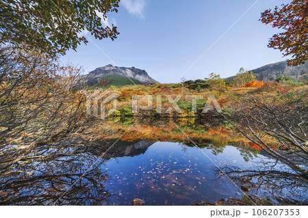 秋の那須岳（茶臼岳）　ひょうたん池から見る紅葉リフレクション【栃木県・那須塩原市】 106207353