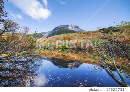 秋の那須岳（茶臼岳）　ひょうたん池から見る紅葉リフレクション【栃木県・那須塩原市】 106207354