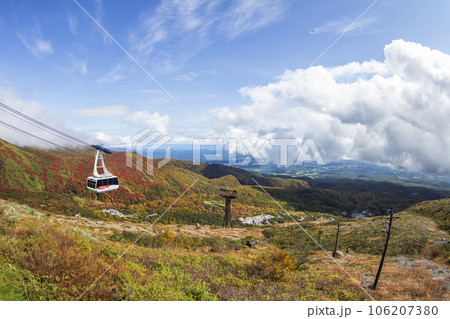 那須ロープウェイと紅葉した山並み【栃木県・那須塩原市・那須岳】 106207380