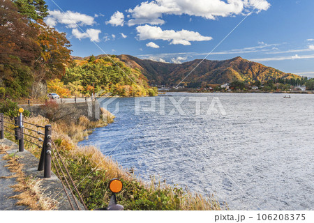 秋の河口湖 湖北ビューラインの風景【山梨県・富士河口湖町】 秋の河口湖 湖北ビューラインの風景【山梨県・富士河口湖町】 106208375