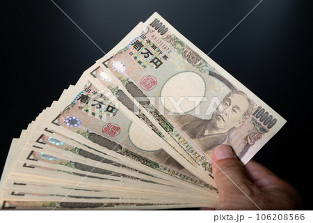 現金を広げて持つ手 現金を広げて持つ手 106208566