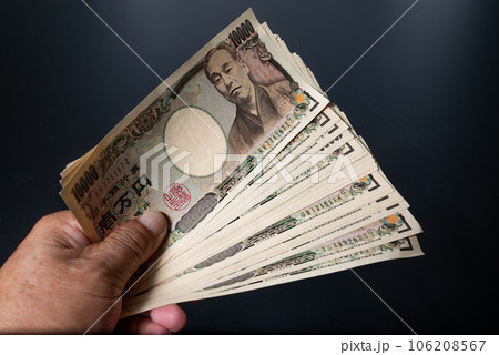 現金を広げて持つ手 現金を広げて持つ手 106208567