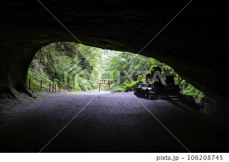 パワースポットとして人気の高い溝ノ口洞穴（鹿児島県曽於市） 106208745