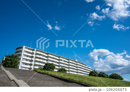 淀川スーパー堤防上の白いマンション 106208873