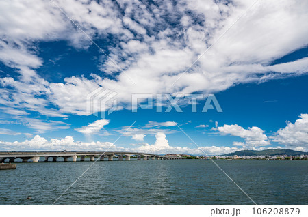 琵琶湖に架かる近江大橋 琵琶湖に架かる近江大橋 106208879