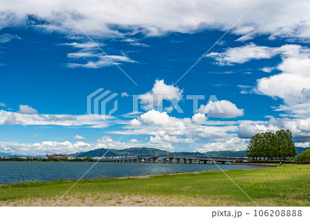琵琶湖なぎさ公園から眺める近江大橋 琵琶湖なぎさ公園から眺める近江大橋 106208888