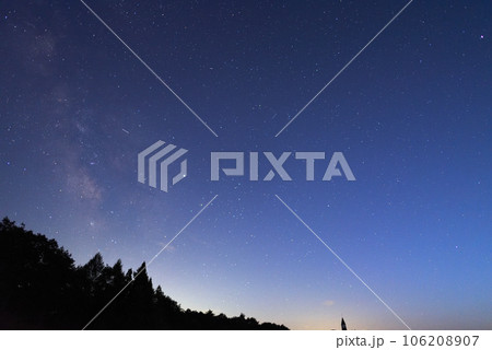 夜明け前の高原から見る星空 106208907