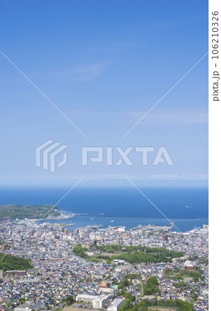 【縦写真】小樽天狗山から見た小樽の風景 106210326