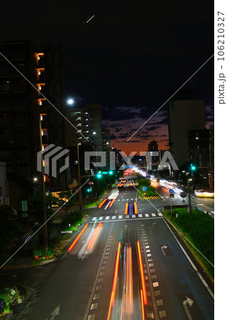 夕焼けと道路 106210327