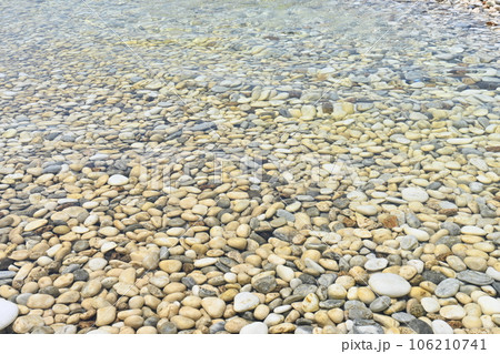 泉南マーブルビーチの大理石と波打ち際 106210741