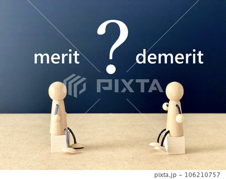 向き合って立方体に座った2体の人形_meritとdemerit文字入り 向き合って立方体に座った2体の人形_meritとdemerit文字入り 106210757