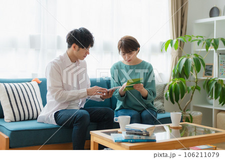 リビング カップル 深刻 リビング カップル 深刻 106211079