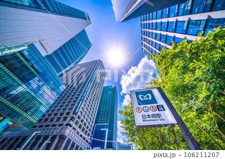 日本の東京都市景観 脱コロナ・希望の光…日本橋駅や日本橋交差点周辺のビル群などを望む＝8月10日 106211207
