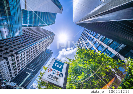 日本の東京都市景観 脱コロナ・希望の光…日本橋駅や日本橋交差点周辺のビル群などを望む＝8月10日 106211215