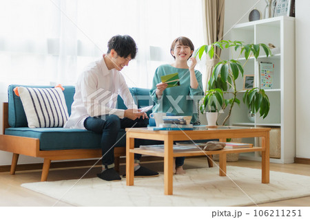 リビング　通帳　明るい 106211251