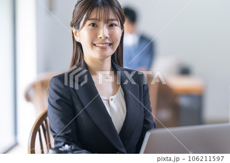 パソコンに向かう若いビジネスウーマン パソコンに向かう若いビジネスウーマン 106211597