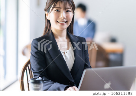 パソコンに向かう若いビジネスウーマン パソコンに向かう若いビジネスウーマン 106211598