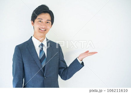 商品を説明するビジネスマン 106211610