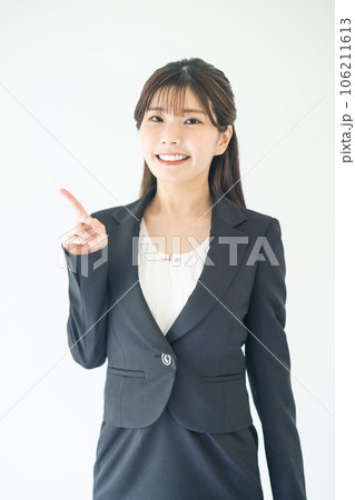 商品紹介をする若いビジネスウーマン 白バック 商品紹介をする若いビジネスウーマン 白バック 106211613