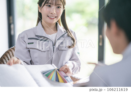 オーダーメイドの相談を受ける女性エンジニア 106211619