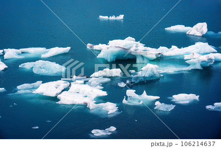 Natural iceberg floating in Jokulsarlon glacieer lagoon 106214637