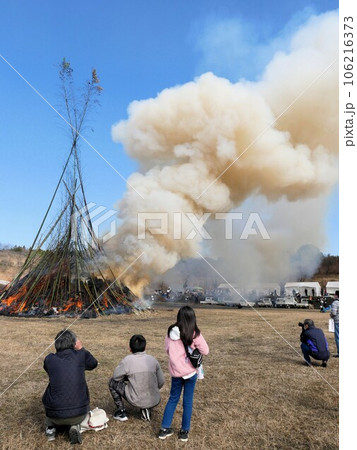 緑川ダムイベント広場で開催される「どんど祭り」（熊本県） 106216373