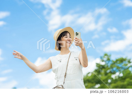 スマホで検索する女性 旅行をする女性 旅する女性 休日に出かける女性 スマホで検索する女性 旅行をする女性 旅する女性 休日に出かける女性 106216803