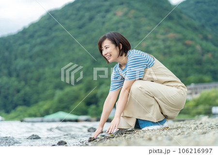 湖でリフレッシュする女性　旅行をする女性　旅する女性　休日に出かける女性 106216997